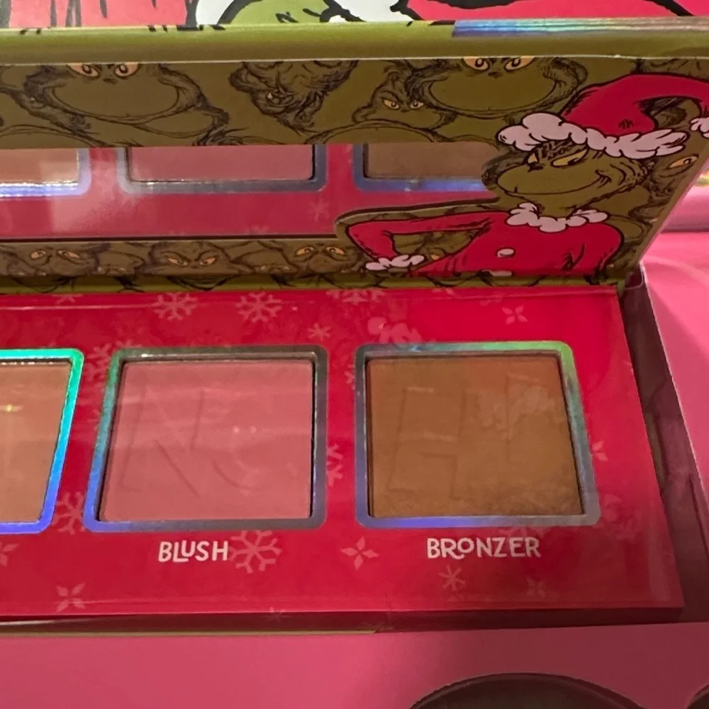 Grinch Eyeshadow and Complexion Palettes and Brush Set.